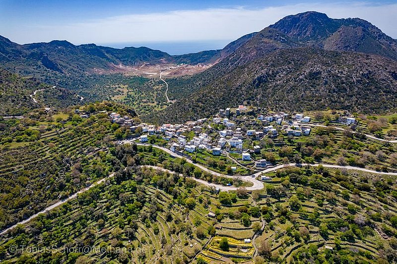 Blick über das Dorf Emporio und die Caldera von Nisyros im April 2022. (c) Tobias Schorr