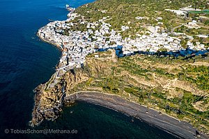 Blick auf den Kochlaki-Strand, das Kloster Spiliani und den Hauptort der Insel Nisyros, Mandraki. April 2022. (c) Tobias Schorr