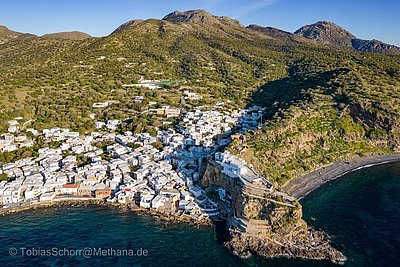 Luftbild des Hauptorts Mandraki auf der Insel Nisyros im April 2022. (c) Tobias Schorr