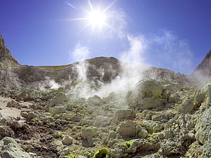 Gasaustritte im Krater des Polyvotis. (c) Tobias Schorr