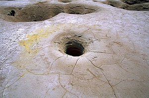 Diese Löcher im Kraterboden des Stefanos-Kraters enthalten kochenden, ätzenden Schlamm. Wer in sie hereinrutscht, erfährt drittgradige Verbrennungen und Verätzungen. (c) Tobias Schorr