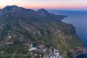 Die Lavadome um das Dorf Mandraki. Die vulkanische Landschaft der Insel Nisyros. April 2022. (c) Tobias Schorr