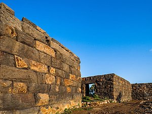 Die beeindruckenden Mauern der Festung auf Nisyros. April 2008. (c) Tobias Schorr