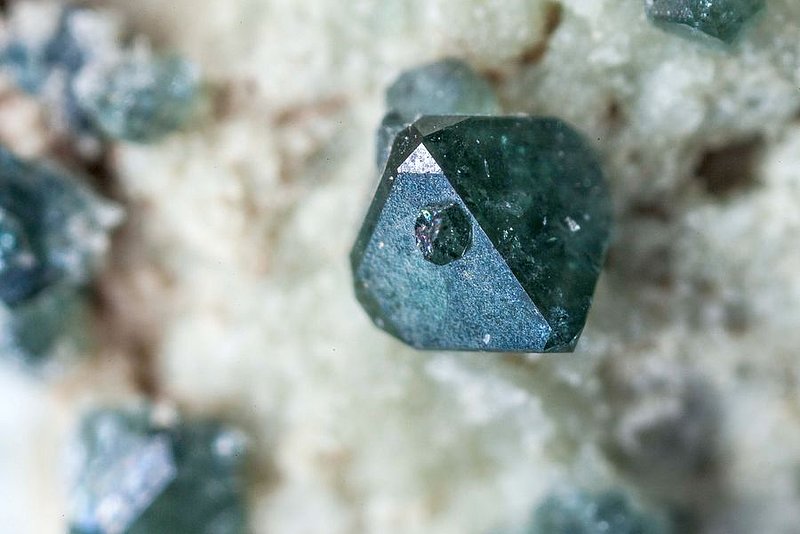 Spinellkristall (1,5mm) aus Avlaki/Nisyros. (c) Tobias Schorr