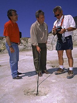 Geologen messen die Temperaturen der Fumarolen im Stefanoskrater (c) Tobias Schorr