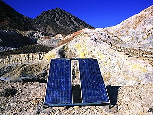 Solarzellen versorgen die Gasmessgeräte am Polyvotis-Krater (c) Tobias Schorr