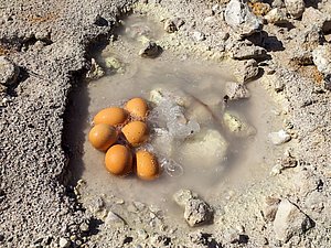 Ein gelungenes Experiment: Eierkochen in einer Fumarole! (c) Tobias Schorr