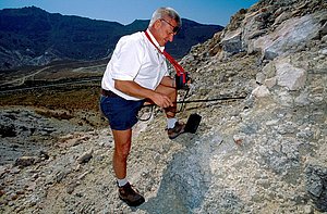 Der Vulkanologe Dr. Volker Dietrich an einer Fumarole des Polyvotis Kraters.
