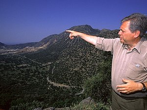 Der griechische Geologe Papanikolaou erklärt die Kaldera von Nisyros (c) Tobias Schorr