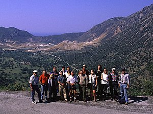 Das GEOWARN-Team vor der Kulisse der Kaldera von Nisyros (c) Tobias Schorr