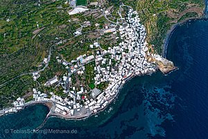 Luftbild von Mandraki auf der Insel Nisyros. (c) Tobias Schorr